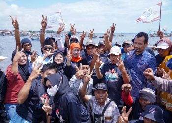 Sapa Neyalan dan Pedagang Pasar Muncar Khofifah Disambut Pose Dua Jari Kemenangan