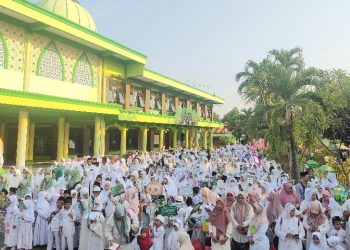 Ratusan Santri dan Warga Siwalanpanji Ramaikan Pawai Kebangsaan