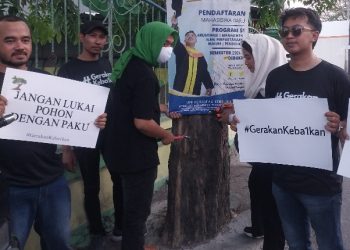 Pemuda Sidoarjo Bergerak Ajak Masyarakat Selamatkan Pohon dari Paku-Paku Reklame