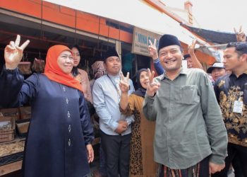Punya Nomer Urut Sama 02, Begini Momen Khofifah dan Gus Makki saat Bertemu di Muncar Banyuwangi