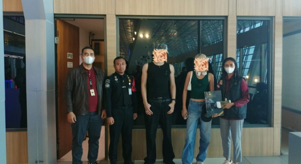 Melanggar UU, Imigrasi Surabaya Pulangkan WNA Rusia dan Tunisia ke Negara Asal