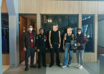 Melanggar UU, Imigrasi Surabaya Pulangkan WNA Rusia dan Tunisia ke Negara Asal