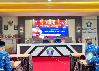 Wujudkan Buku Praktik Baik, Guru SMA Negeri 1 Wonoayu Dilatih Menulis Artikel