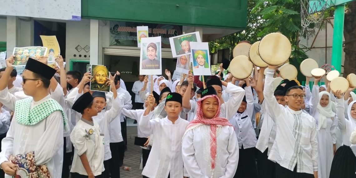 Peringati HSN 2024, SMP PGRI 1 Buduran Gelar Pawai Perjuangan Santri