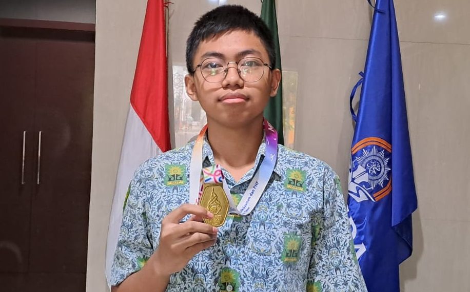Rizky Siswa SMAMDA Sidoarjo Raih Emas MEA Ingin Mengejar Prestasi OSN