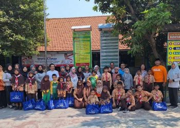 SMP Sepuluh Nopember Sidoarjo Ajari Siswanya Berbagi Sesama