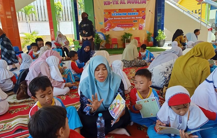 Stimulasi Bahasa dan Literasi  Siswa KB-TK Al Muslim Libatkan Orang Tua