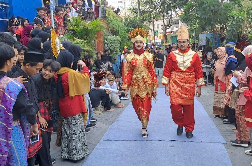 Peringati Bulan Bahasa SMA Muhammadiyah 1 Taman Gelar Festival Adat Daerah