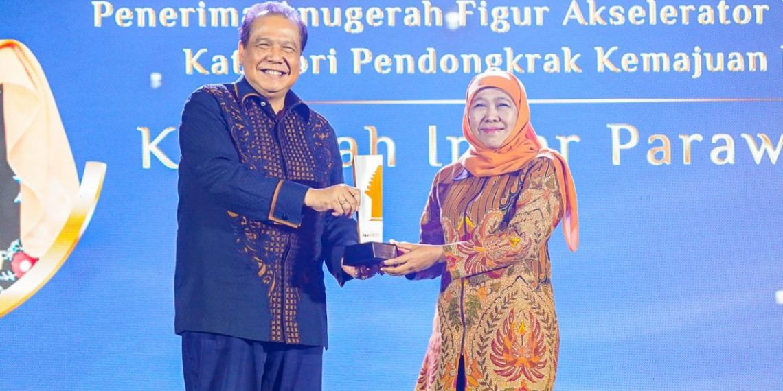 Berhasil Majukan Desa, Khofifah Tuai Penghargaan Bergengsi