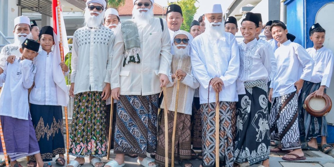 Perkuat Identitas Kota Santri, Ribuan Warga Gresik Kompak Mlaku Bareng Bersarung