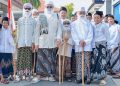 Perkuat Identitas Kota Santri, Ribuan Warga Gresik Kompak Mlaku Bareng Bersarung