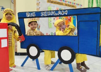 Anak-Anak KB Al Falah Darussalam Diperkenalkan Kendaraan Umum Dengan Bermain Miniatur City Road Bus