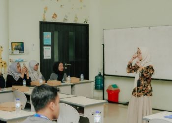 Tim PKM PLB Unesa Beri Pelatihan Pembelajaran Berdiferensiasi Guru SD Lab School 2 Surabaya