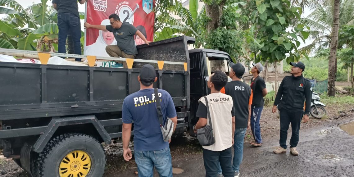 Ratusan APK di Purwoharjo Diturunkan, Bawaslu Banyuwangi Berharap Masa Tenang Kondusif