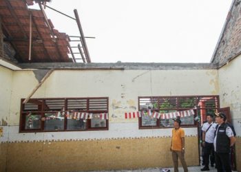 Plt Bupati Sidoarjo Pastikan Ruang Kelas SDN Tropodo 1 Yang Ambruk Diperbaiki