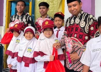 Peringati HGN 2024, Siswa SD Muhammadiyah 1 Krembung Memberi Reward Gurunya