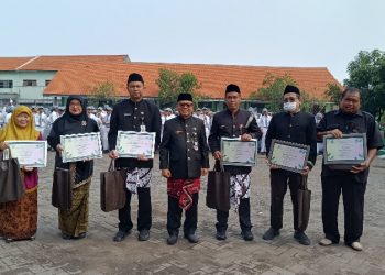 SMA Negeri 3 Sidoarjo Beri Penghargaan Siswa Berprestasi dan Guru Berdedikasi