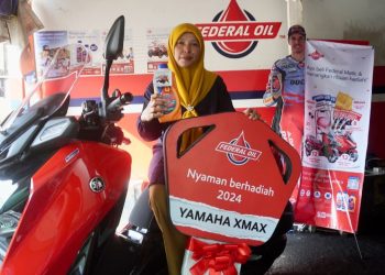 Nengsih Warga Jabar Terima Motor Yamaha XMAX 250cc dari Federal Oil™