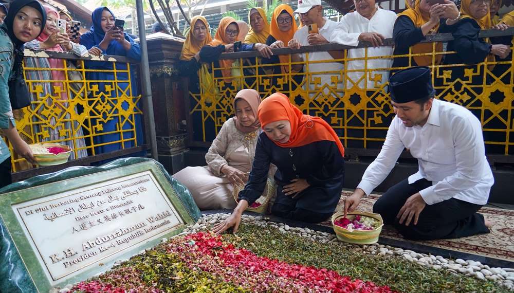 Khofifah-Emil Lakukan Ziarah Kubur ke Makam Gus Dur