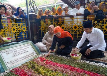 Khofifah-Emil Lakukan Ziarah Kubur ke Makam Gus Dur
