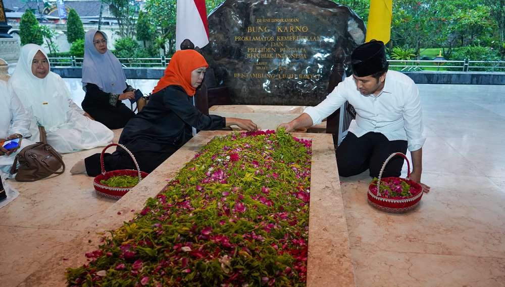 Khofifah-Emil Ziarah ke Makam Pendiri NU dan Proklamator Bangsa