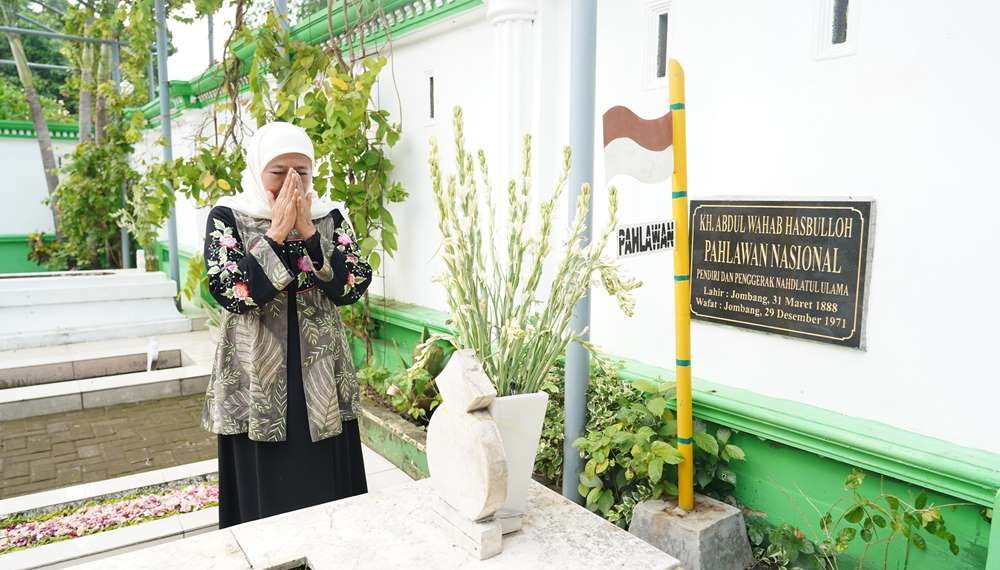 Khofifah Ziarah ke Makam Pendiri NU Kiai Wahab Chasbullah-Kiai Bisri Syansuri