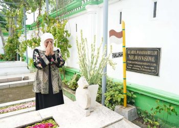 Khofifah Ziarah ke Makam Pendiri NU Kiai Wahab Chasbullah-Kiai Bisri Syansuri