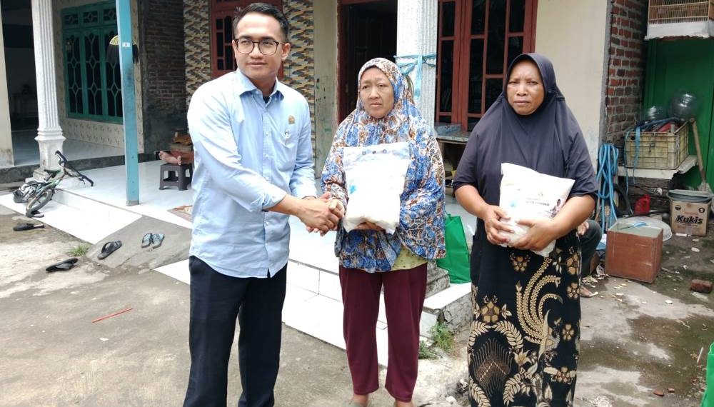 Peduli Korban Putting Beliung, Mas Tama Bagikan Sembako di Desa Pertapan Maduretno