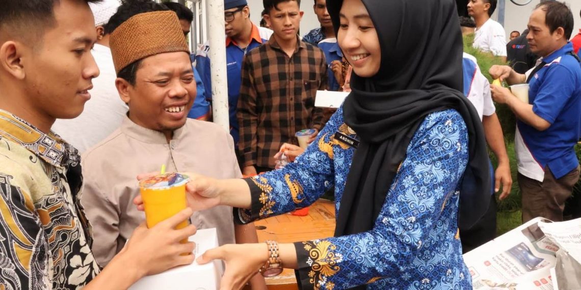 Peringati Hari Korpri ke-53, Imigrasi Surabaya Bagikan 130 Paket Makanan Bergizi