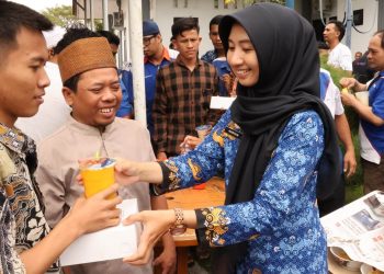 Peringati Hari Korpri ke-53, Imigrasi Surabaya Bagikan 130 Paket Makanan Bergizi