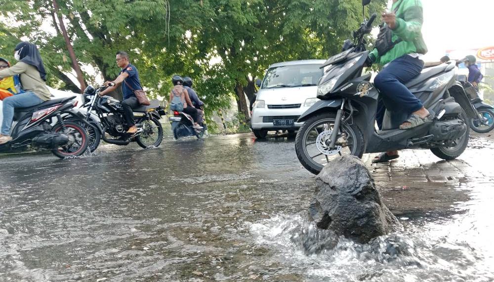 Pipa PDAM Bocor, Jalan di Jl Kestrian Sono Tergenang