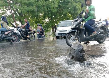 Pipa PDAM Bocor, Jalan di Jl Kestrian Sono Tergenang