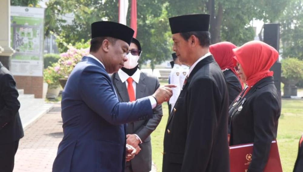 Pjs Bupati Sidoarjo Pimpin Upacara Hari Pahlawan, Juga Serahkan Tanda Kehormatan Satyalencana Karya Satya dari Presiden RI