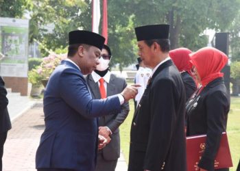 Pjs Bupati Sidoarjo Pimpin Upacara Hari Pahlawan, Juga Serahkan Tanda Kehormatan Satyalencana Karya Satya dari Presiden RI