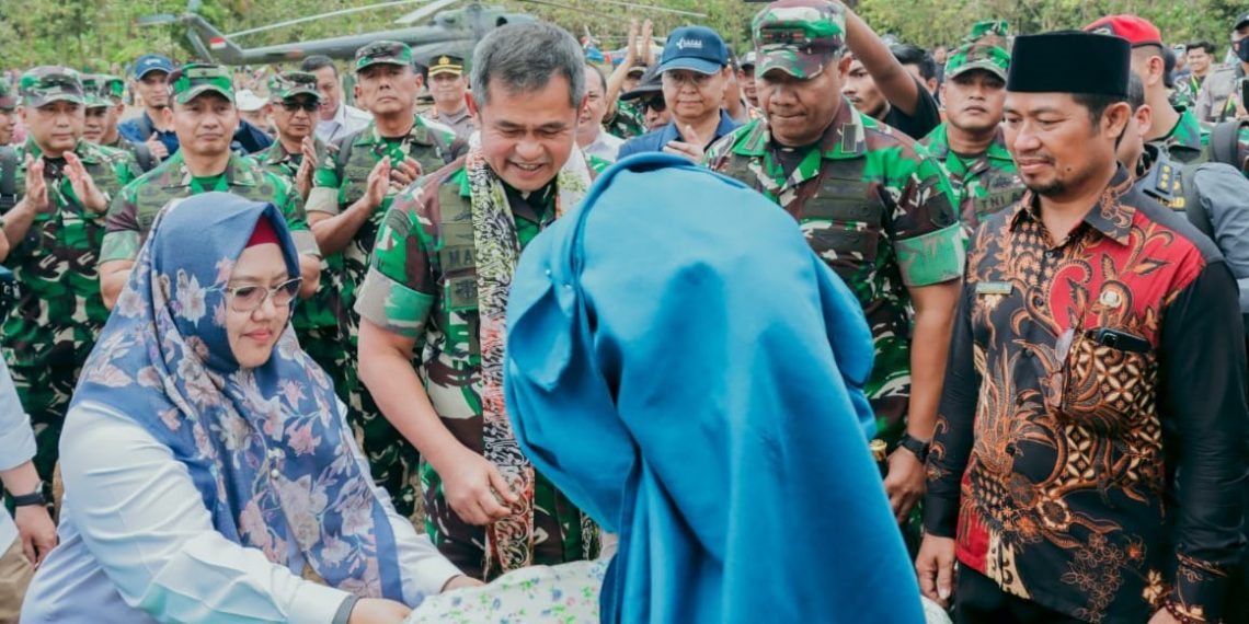 Dongkrak Produktivitas Pertanian Bawean, Plt Bupati Gresik Dampingi KSAD Launching Pipanisasi TNI AD Manunggal Air