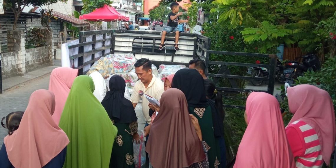 Sosialisasikan Paslon Yani-Alif, KPUG dan Praban Gresik Gelar Pasar Murah Sembako