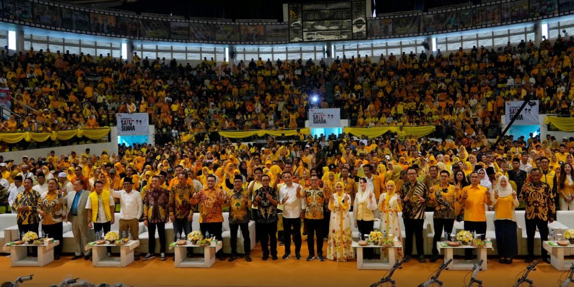 Ribuan Relawan Tumplek Blek di Gedung DBL, Hadiri Silaturahmi Relawan Adies Kadir