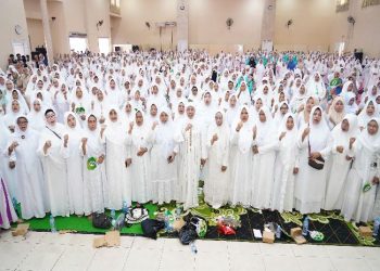 Radar JatimRibuan Warga Bersama Gus Muwafiq Panjatkan Doa Khofifah-Emil Lanjut Dua PeriodeRadar Jatim