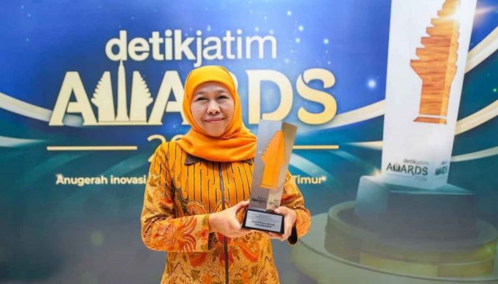 Sejahterakan Desa, Khofifah Terima Anugerah Figur Akselerator Kemajuan Jatim