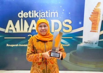 Sejahterakan Desa, Khofifah Terima Anugerah Figur Akselerator Kemajuan Jatim