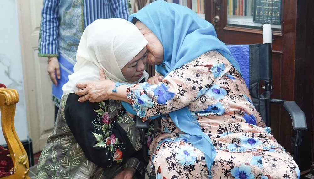 Silaturahmi Khofifah ke Ponpes Al Lathifiyyah Putri Tambak Beras Disambut Pelukan Nyai Machfudhoh