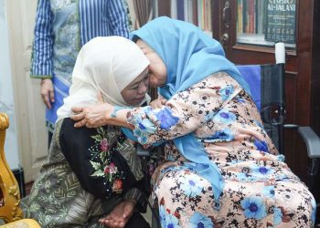 Silaturahmi Khofifah ke Ponpes Al Lathifiyyah Putri Tambak Beras Disambut Pelukan Nyai Machfudhoh