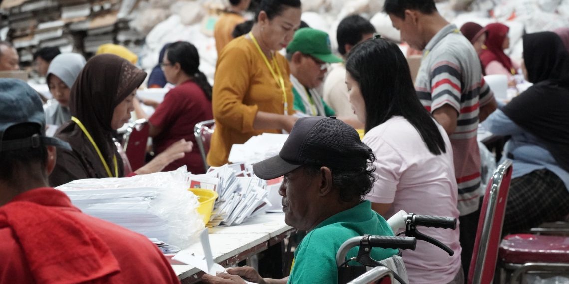 KPU Kota Kediri Tuntaskan Sortir Lipat Surat Suara Pilgub Jatim