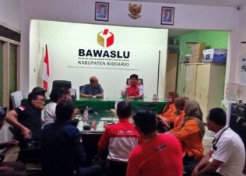 Mobilisasi Kades Dukung Salah Satu Paslon, LSM LIRA Geruduk Kantor Bawaslu Sidoarjo