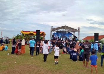 Kampanye Paslon BAIK Dilapangan Desa Panggreh Berlangsung Meriah, Dihadiri Mulai Dari Anak-anak Hingga Sebar-sebar Uang