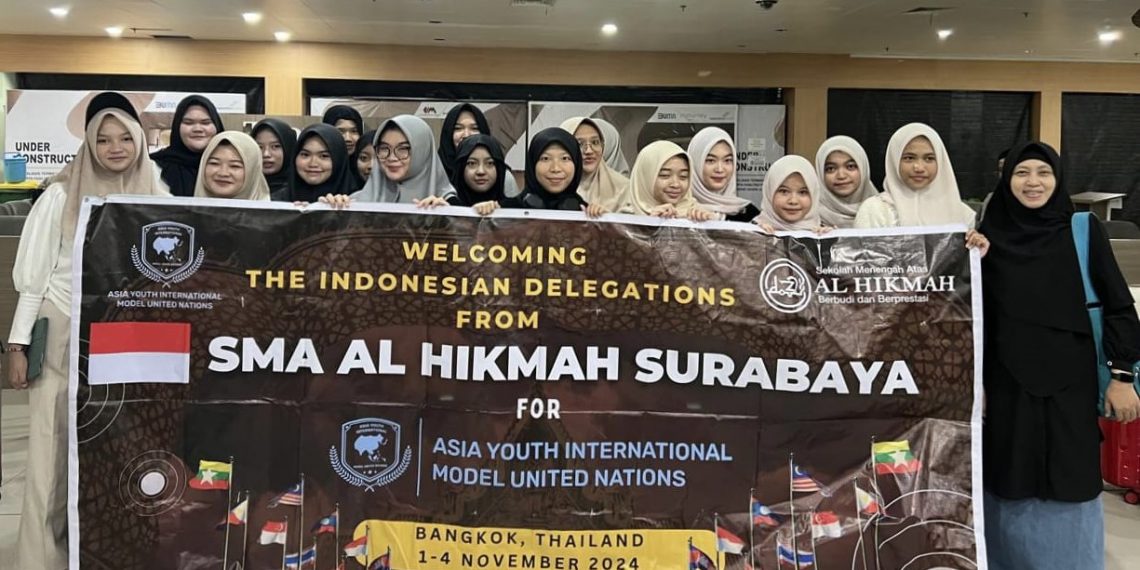 Belasan Siswa SMA Al Hikmah Surabaya Ikuti AYIMUN di Bangkok