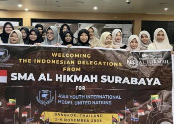Belasan Siswa SMA Al Hikmah Surabaya Ikuti AYIMUN di Bangkok