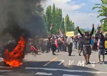 Demo di Depan Kantor Perhutani Kediri, Warga Minta Presiden Prabowo Turun Tangan