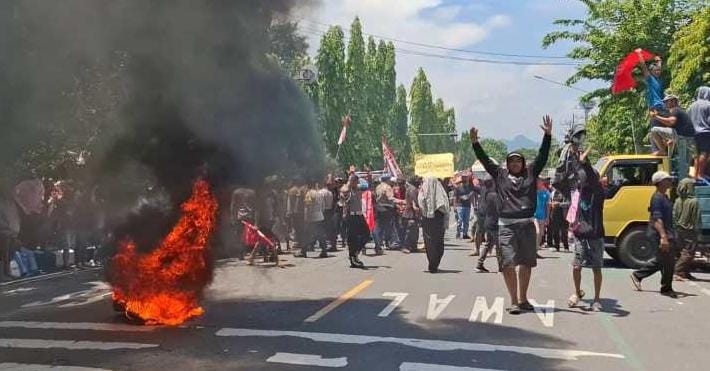 Demo di Depan Kantor Perhutani Kediri, Warga Minta Presiden Prabowo Turun Tangan