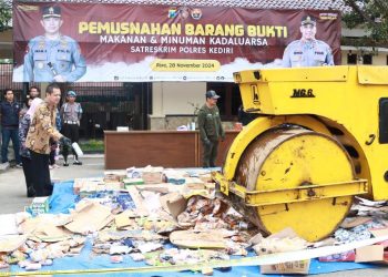 Polres Kediri Musnahkan 30 Truk Jajanan Kadaluwarsa yang Bikin Keracunan Massal